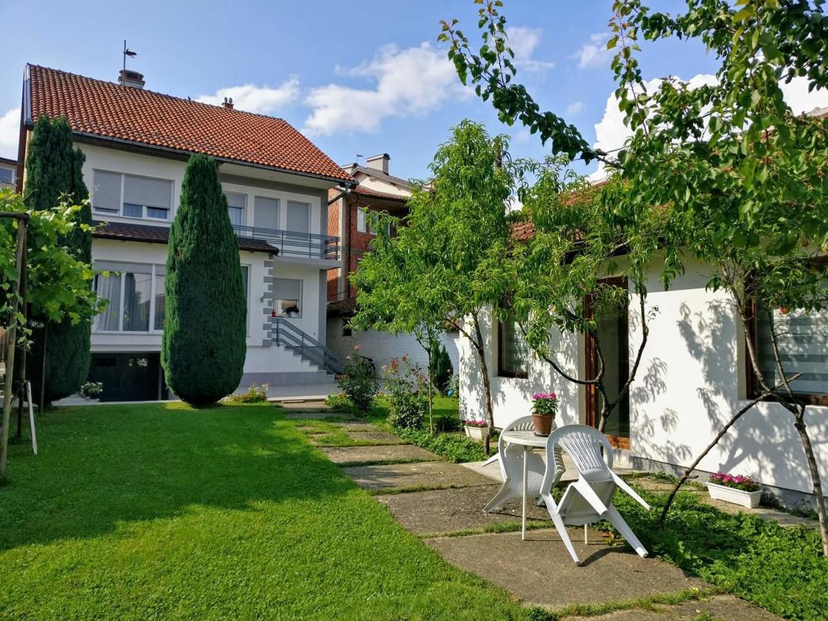 Garden Guesthouse Gjakova Exterior photo